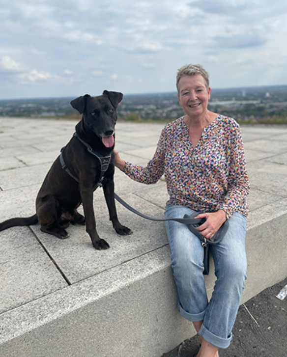 Schnuffi Hund Nate und Frauchen Kerstin sitzend nebeneinander